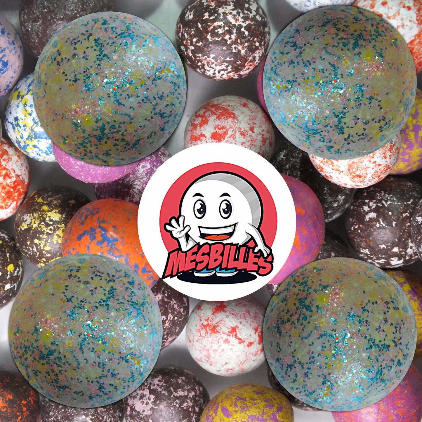 Collection de billes en terre multicolores avec plusieurs billes gris paillettes 22 mm au premier plan, ambiance élégante et féerique