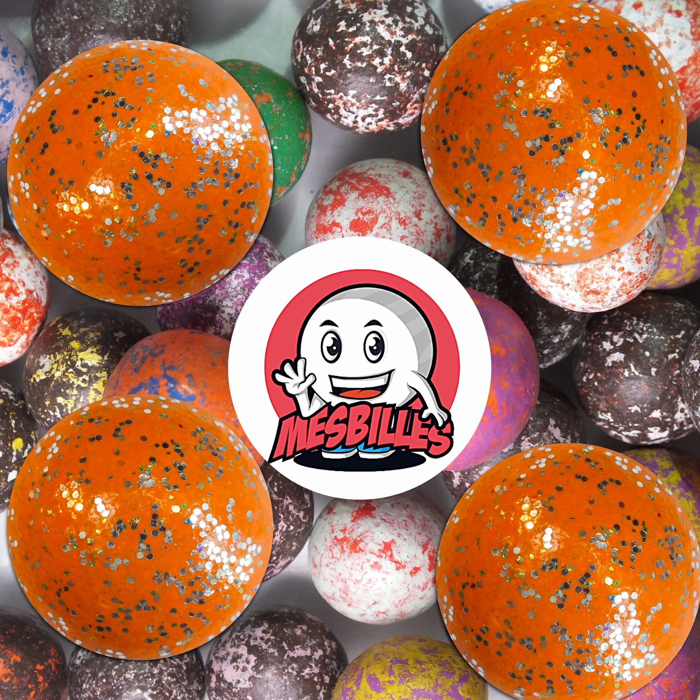 Collection de billes en terre multicolores avec plusieurs billes orange paillettes 22 mm au premier plan, ambiance joyeuse et rétro