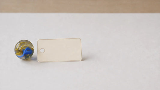 Photographie d'une bille en verre du catalogue MesBilles illustrant un article sur l'identification des billes conservées dans les musées.