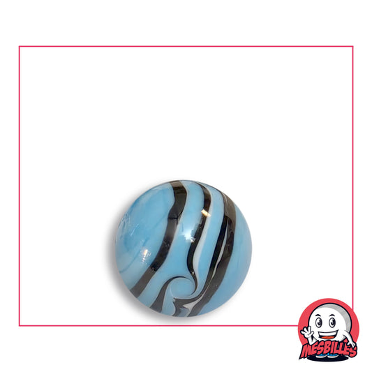Bille Art Hawaï Bleu Clair en verre bleu ciel opaque, bande bleu ciel ondulée entre des filets noirs et de fins liserés blancs, volute de vague, vue de dessus, 16 mm de diamètre