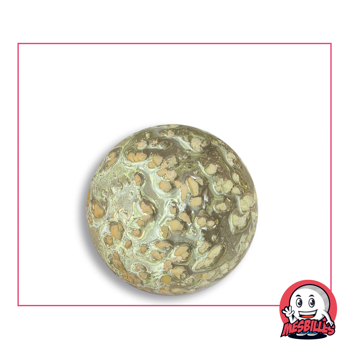 Bille Cratère Phosphorescente 25 mm en verre translucide vert pâle creusé d'alvéoles, grains crème et pêche dans les creux, vue de dessus, 25 mm de diamètre