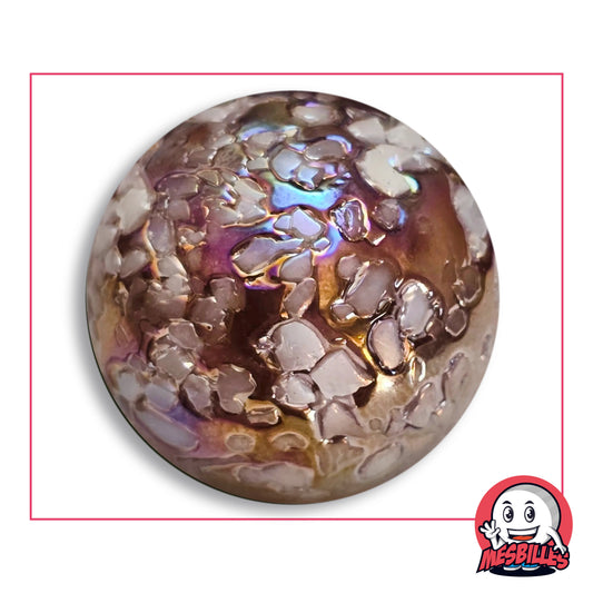 Grande bille Pépite YSES en verre irisé cuivré couvert d'éclats blanc rosé, vue de dessus, 50 mm de diamètre