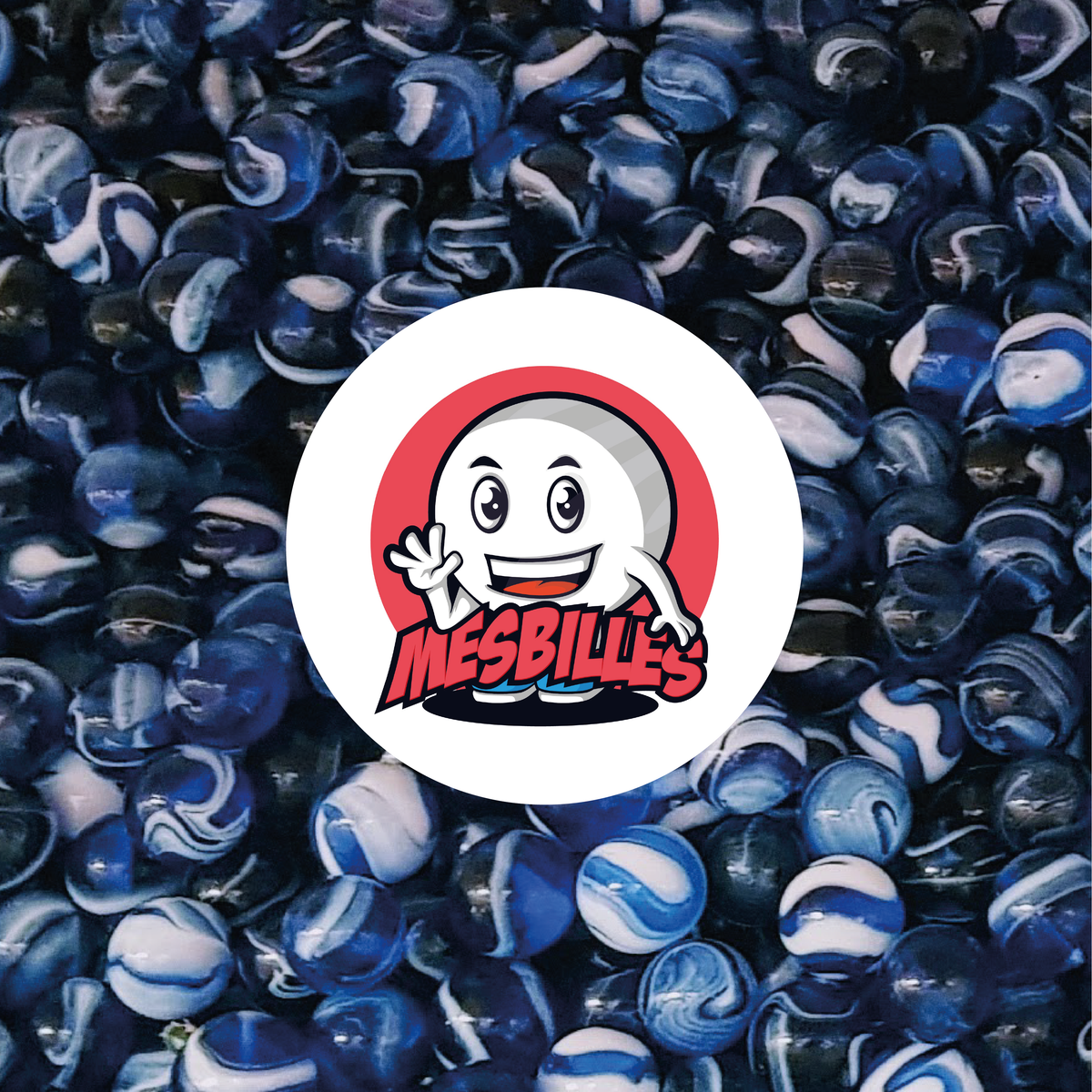 Bild des Maskottchens MeineMurmeln umgeben von Murmeln Spot 16 mm - Transluzentem Glas Blau gestreift mit Weiß