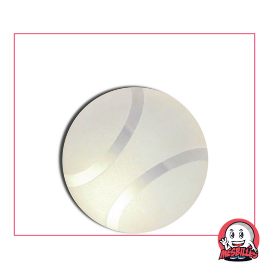 Foto einer runden Murmel aus mattiertem Glas, 30 mm, mit weißem Tennisballmotiv, einzeln erhältlich im Shop MesBilles.