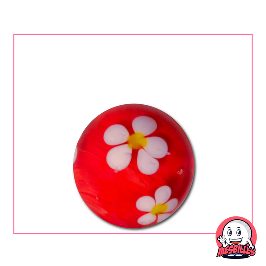 Große rote Murmel 22 mm mit einer weißen Blume mit fünf Blütenblättern, die in das transparente Glas eingelassen ist
