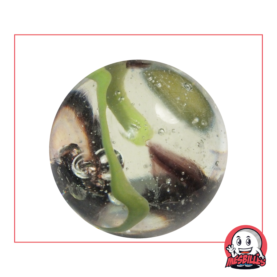 Foto einer runden Murmel aus transparentem Glas, 50 mm, mit grünen, schwarzen und braunen Wirbeln im Inneren, einzeln erhältlich im MesBilles-Shop.