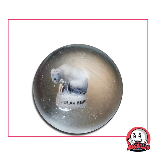 Un ours polaire en porcelaine flotte au centre de cette bille de 35 mm, figé dans un océan de verre translucide