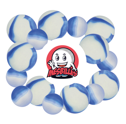 Bild des Maskottchens Meine Murmeln umgeben von Mattierten Murmeln - Glasmurmel Mattiert mit blauen Streifen 16 mm Meine Murmeln