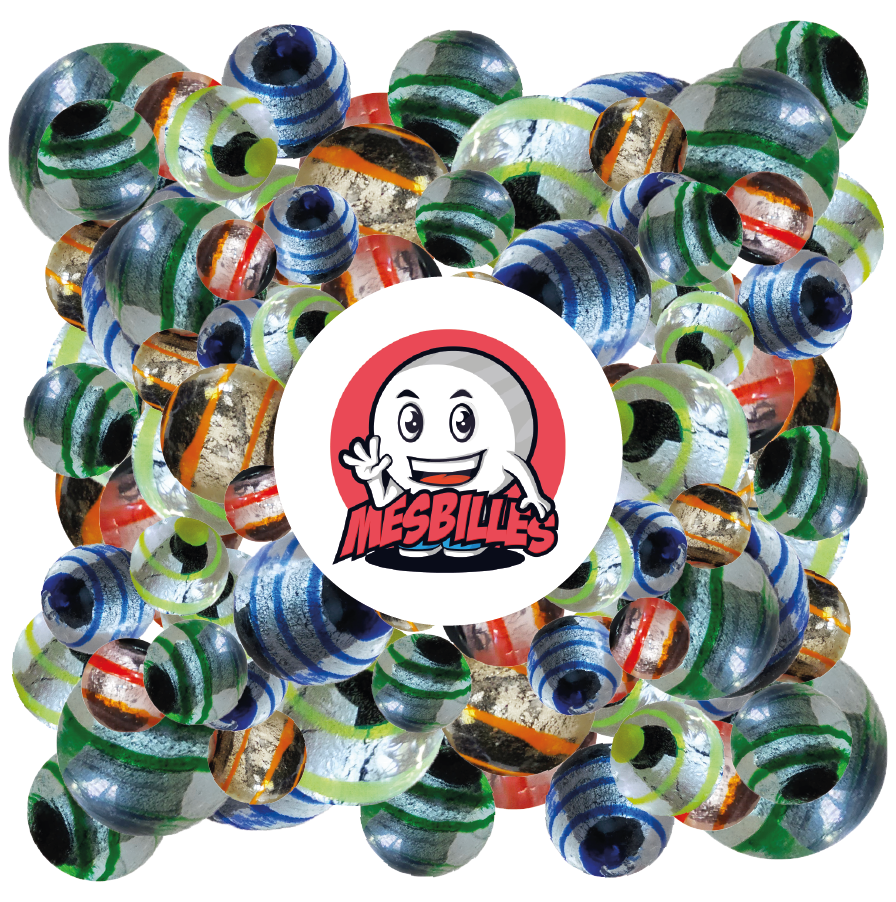 Bild des Maskottchens MeineMurmeln umgeben von Murmeln Drachenauge von MeineMurmeln, 16 mm, halbtransparent schwarz-silber, grün gestreiftMurmeln Drachenauge von MeineMurmeln, 16 mm, halbtransparent schwarz-silber, grün gestreift