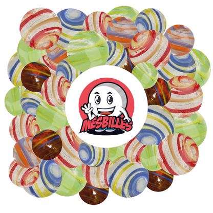 KimPlay-Murmeln Cyclone Orange und Rot aus transluzentem Glas und mehrfarbige Murmeln um das Maskottchen MeineMurmeln
