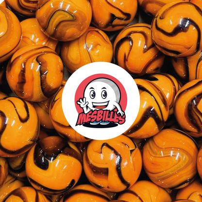 Bild des Maskottchens MeineMurmeln umgeben von Murmeln Jupiter 14 mm orange mit braunen Streifen