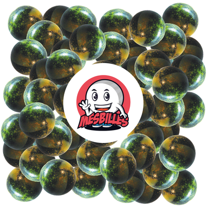 Bild des Maskottchens MeineMurmeln umgeben von Murmeln Pluton 25 mm - Glas undurchsichtig schwarz mit gelben Flecken