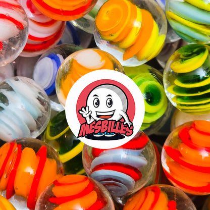 Ses spirales rouge vif et vert tendre semblent tourner lentement, comme si un maître confiseur avait soufflé la gourmandise directement dans le verre.