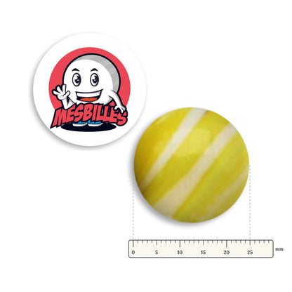 Bille Equinoxe Jaune et Blanc 25 mm Collector à côté d'une règle graduée, 25 mm de diamètre
