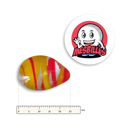 Bille Oeuf Cristal Rayé Rouge et Jaune couchée à côté d'une règle graduée, environ 25 mm de long