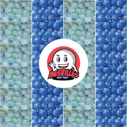 Bild des Maskottchens MeineMurmeln umgeben von Murmeln Nugit aus transluzentem Glas mit blauen Splitter 16 mm