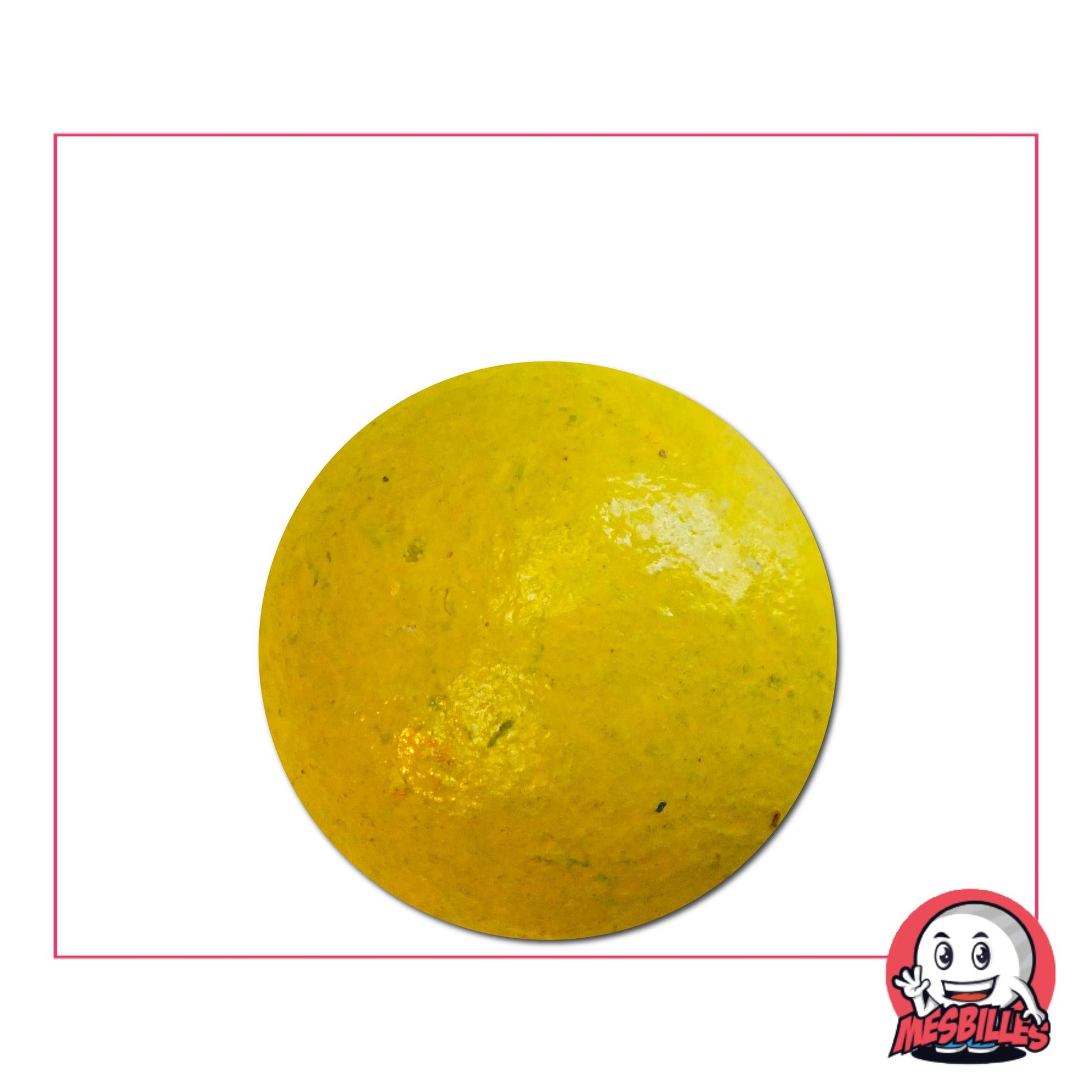 Bille en terre jaune de 25 mm sur fond blanc avec logo MesBilles